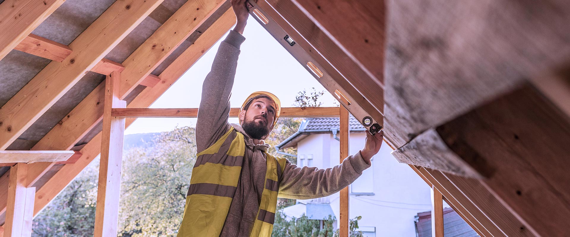 Couvreur travaillant l'isolation des combles